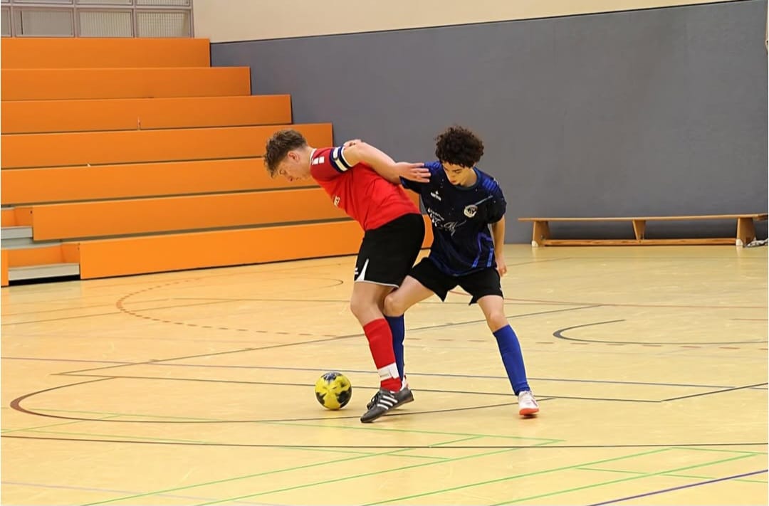 Jugendspieler der Fußballabteilung des VfR Simmern schirmt im Zweikampf den Ball vom gegnerischen Verteidiger ab